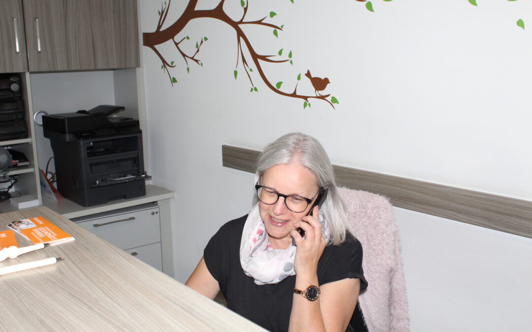 weibliche Person in einer therapeutischen Praxis am Telefon